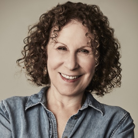 Heide Perlman's elder sister is Rhea Perlman.